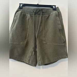 Like new Lululemon At Ease 7” men’s shorts size S.